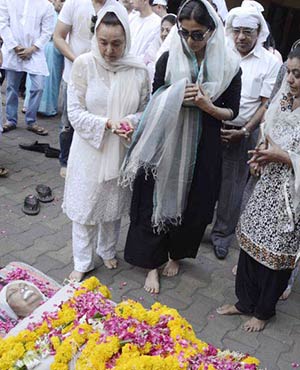 Celebs Attend Cremation Of Dara Singh’s Wife