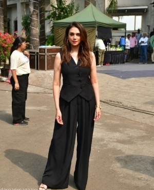 Aditi Rao Hydari looks beautiful in her black vest and loose pants 