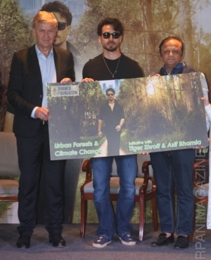 Tiger Shroff showcases placard 