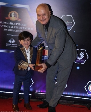 Anupam Kher presents award to child actor