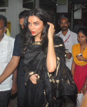 Deepika Visits Siddhivinayak Temple