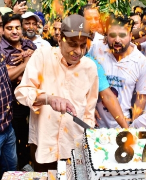 Dharmendra's b'day bash