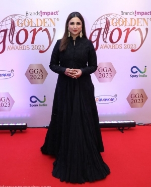 Parineeeti Chopra is a vision to behold in black