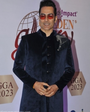 Sudhanshu Pandey looks dapper in his outfit 