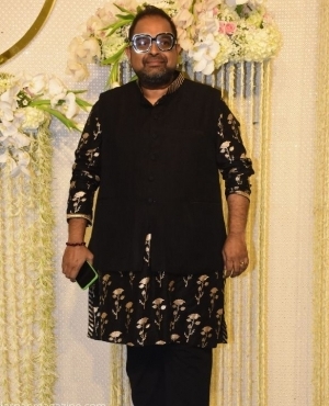 Shankar Mahadevan poses for the press 