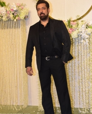 Salman Khan looks dapper in his black suit 