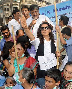 Juhi Chawla Joins Clean India Campaign