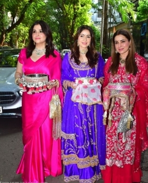 Maheep Kapoor, Bhavna Pandey, and Neelam Kothari all pose for the shutterbugs 