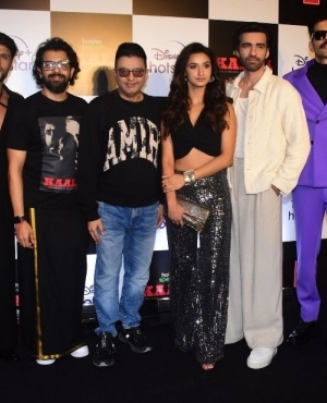 Bejoy Nambiar, Bhushan Kumar, Elisha Mayor, Avinash Tiwary take a group photo 