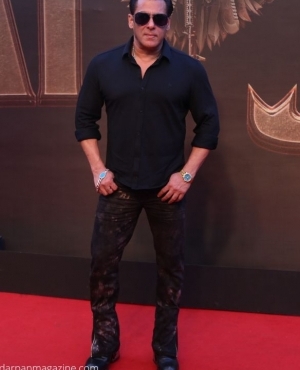 Salman Khan poses with black glasses on the red carpet 