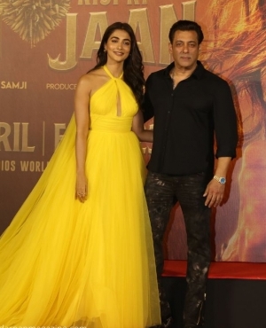 Pooja Hegde looks lovely in yellow as she gets clicked with Salman Khan 