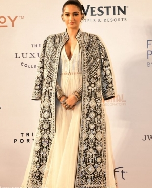 Sonam Kapoor lives up to her fashionista status quo 