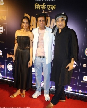 Manoj Bajpayee poses with Priyanka Setia and Pankaj Tripathi 