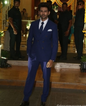 Kartik Aaaryan poses for the press 