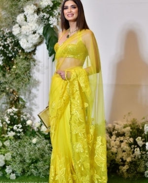 Diana Penty looks gorgeous in her yellow saree which she chose to compliment with a lovely pendant 