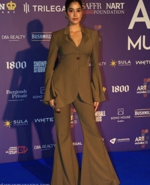 Janhvi Kapoor looks great in her fitted blazer and flared pants 