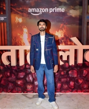 Ishwak Singh goes for a casual look 