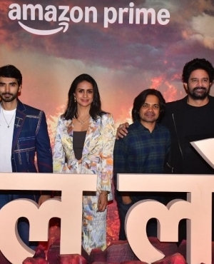 Group photo of cast and crew 