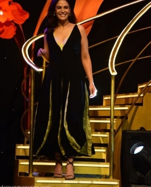 Mona Singh looks glamorous in her black dress 