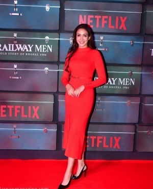 A beauty on the red carpet that is all smiles for the shutterbugs 