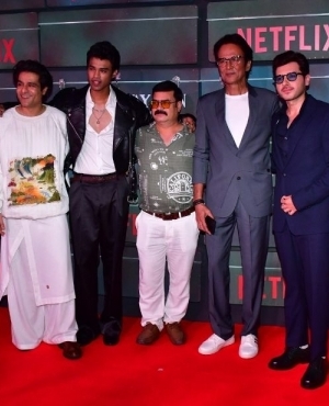 Sunny Hinduja, Babil Khan, Kay Kay Menon, & Divyendu Sharma take a group photo 