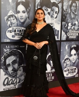 Huma Quareshi looks glam in her black saree 
