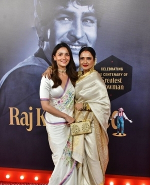 Alia Bhatt poses alongside the evergreen Rekha 