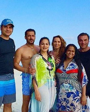 Salman, Iulia Holiday With Family In Maldives