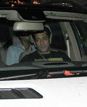 Salman visits Himesh Reshammiya's Office