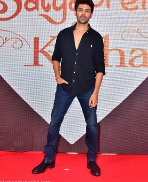 Kartik Aaaryan poses for the press on the red carpet 