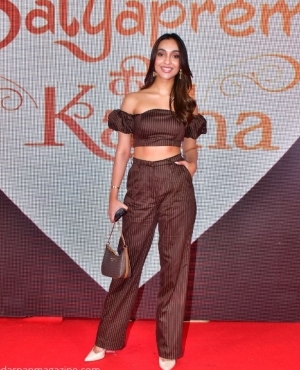 Amin Qureshi is giving summery vibes on the red carpet 