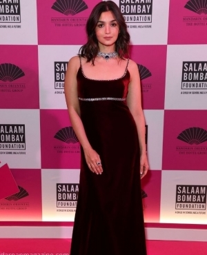 Alia Bhatt looks gorgeous in her black dress