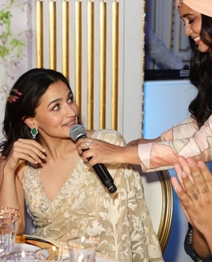 Harshdeep Kaur gets Alia to sing at the event 