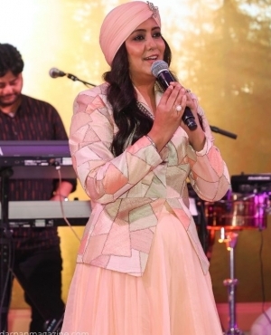 Singer Harshdeep Kaur entertains the audience 