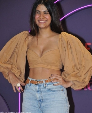 Shreya Dhanwanthary goes for a crop top and denim look 