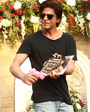 Shah Rukh Khan Celebrates Birthday With Fans