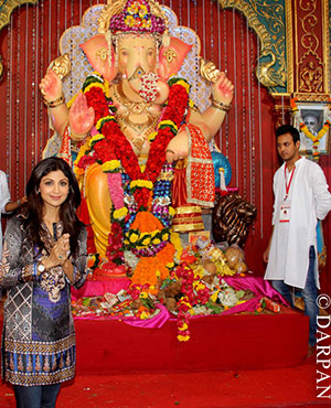 Shilpa Shetty Prays at Andhericha Raja
