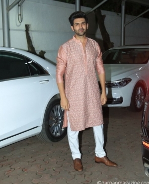 Kartik Aaryan looking dapper in ethnic wear 