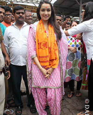 Shraddha Kapoor Visits Siddhivinayak Temple