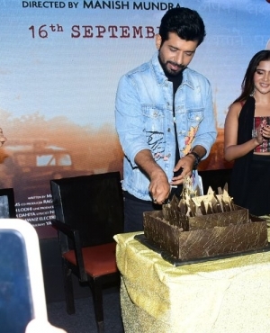 Vineet Kumar Singh, Pooja Pandey, Puri Jagannath cut a cake to celebrate Siya 
