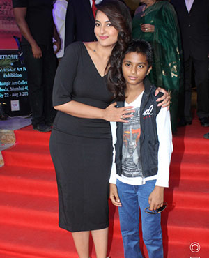 Sonakshi Sinha at Jehangir Art Gallery