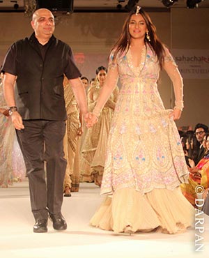 Sonakshi Walks The Ramp For Tarun Tahiliani