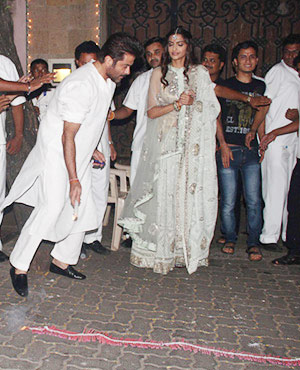 Sonam & Anil Kapoor Celebrate Diwali With Fans