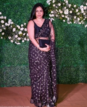 Sumona Chakravarti looks pretty in her black saree 