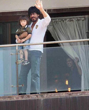SRK Greets Fans Outside Mannat On 50th Birthday