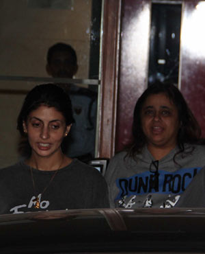 Shweta Bachchan Nanda snapped ouside Karan Johar's house