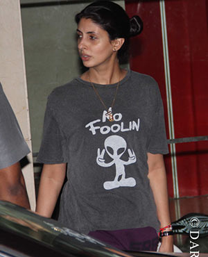 Shweta Bachchan Nanda snapped ouside Karan Johar's house