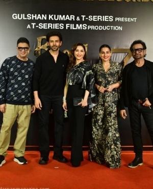 Bhushan Kumar, Kartik Aaryan, Madhuri Dixit, Vidya Balan, and Anees Bazmee go for a group photo