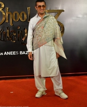 Singer Sonu Nigam makes an appearance on the red carpet 