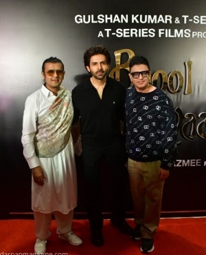Sonu Nigam, Kartik Aaryan, and Bhushan Kumar go for a group photo